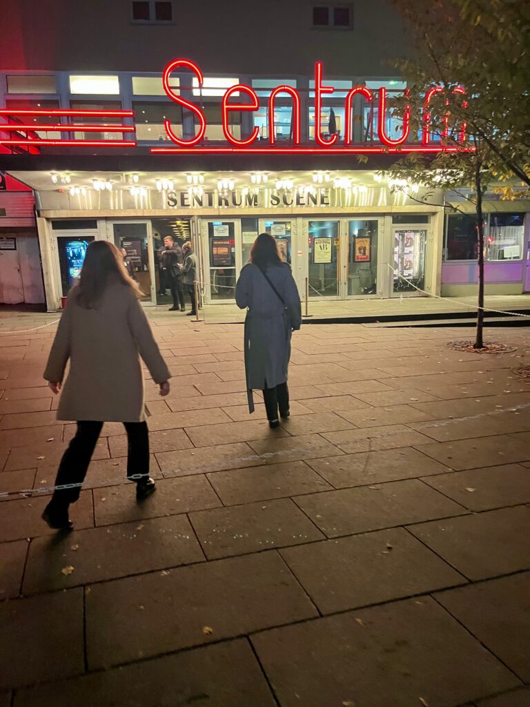 Håpefulle på veg til konsert. 
Foto: Maren Bø 